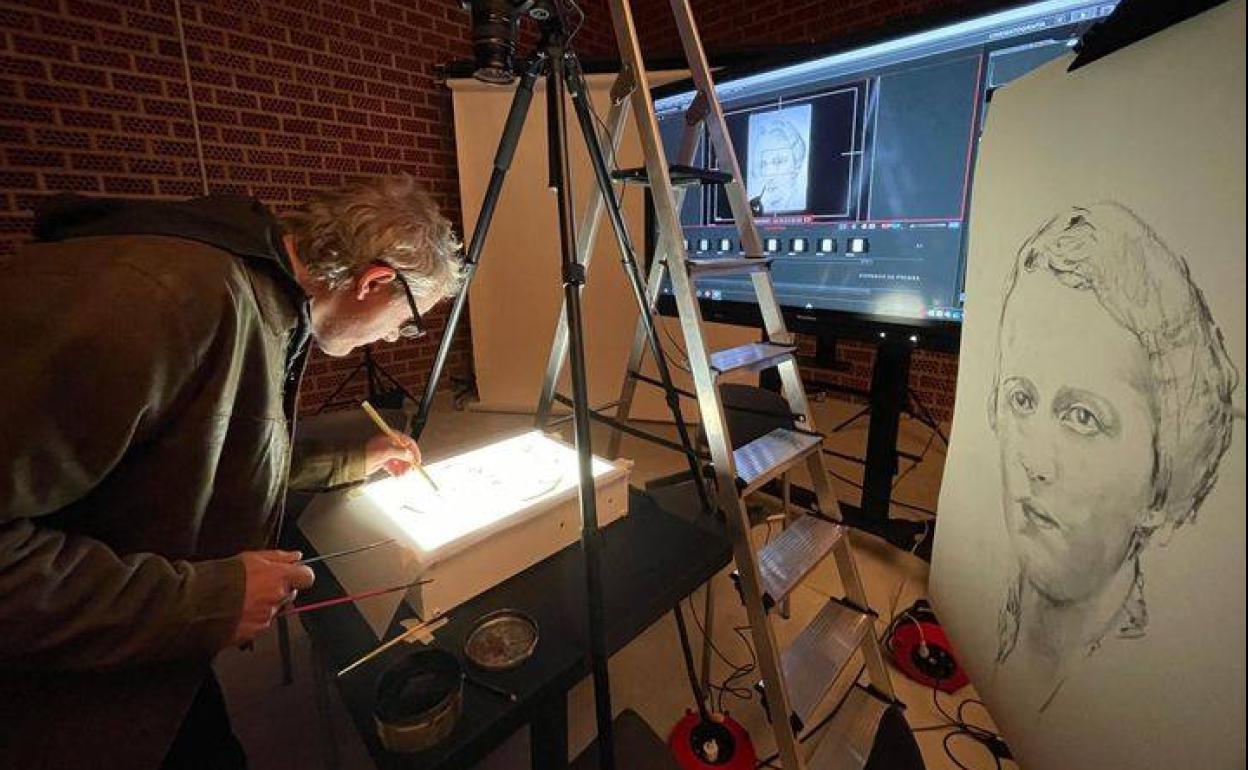 Luis Moro trabaja en la muestra que rinde homenaje a María Zambrano.