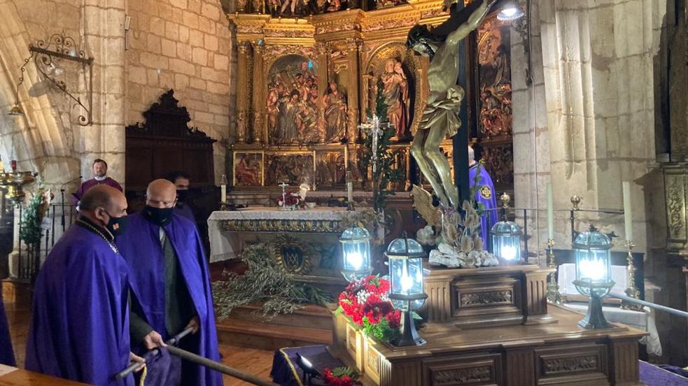 Procesión de Lunes Santo en Torrelobatón en el interior de la iglesia (2/3)