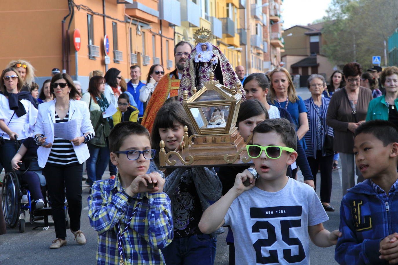 Procesión de La Pasión en los niños, en el barrio de Sa José.