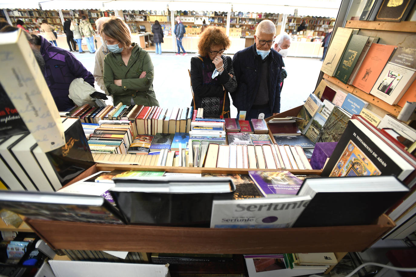 Diferentes puestos de la feria del libro de ocasión. 