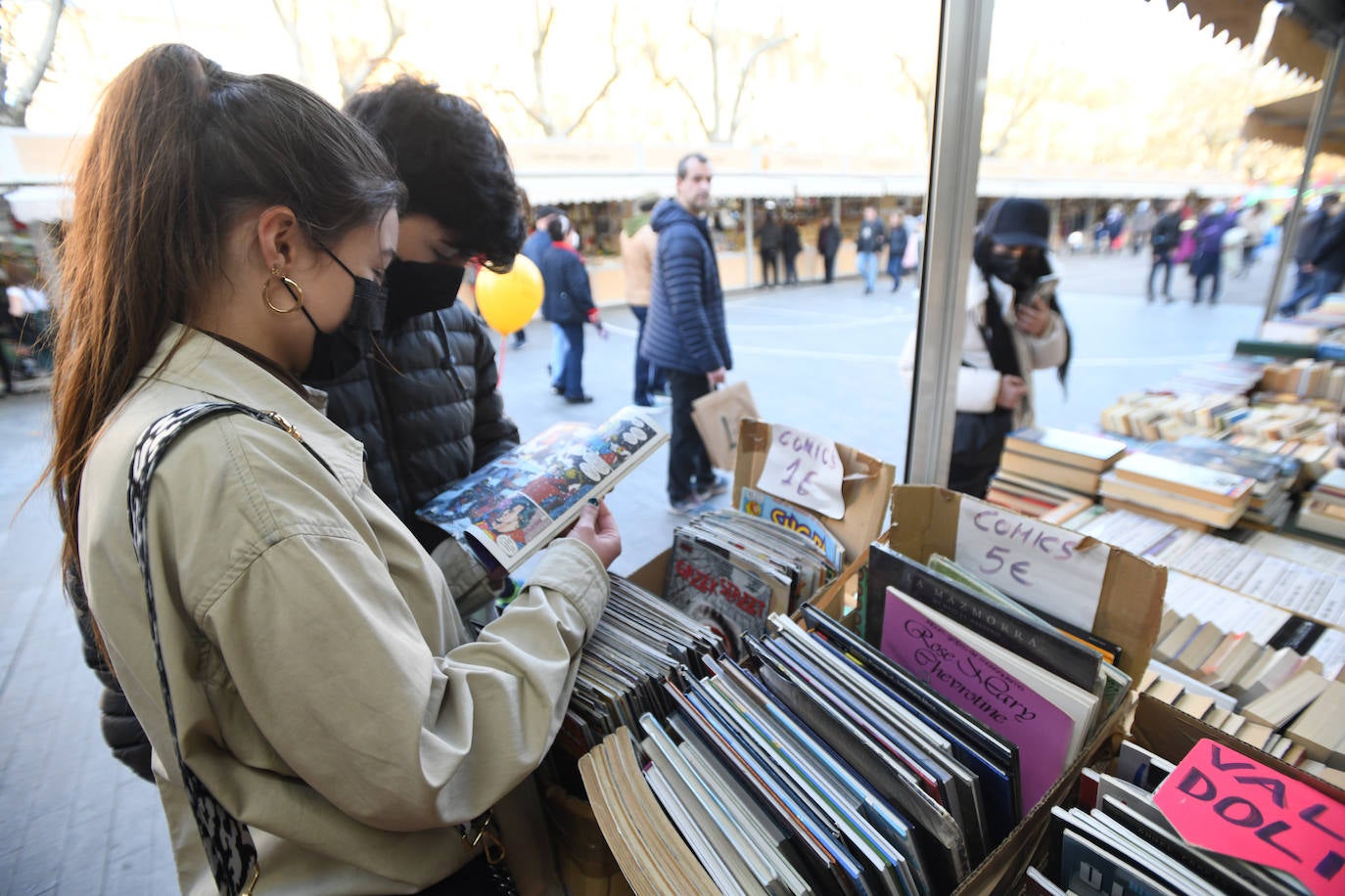 Diferentes puestos de la feria del libro de ocasión. 