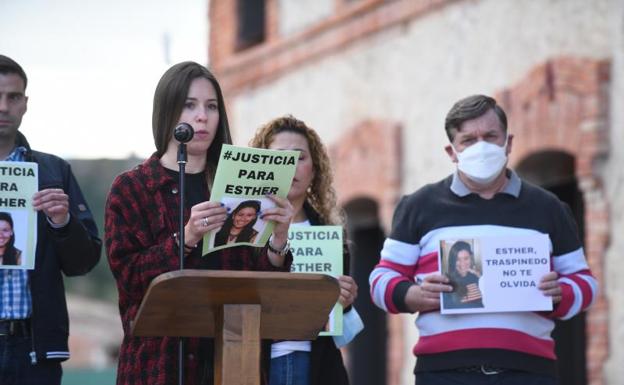 Sara, la portavoz de la familia, durante la lectura de su comunicado. 