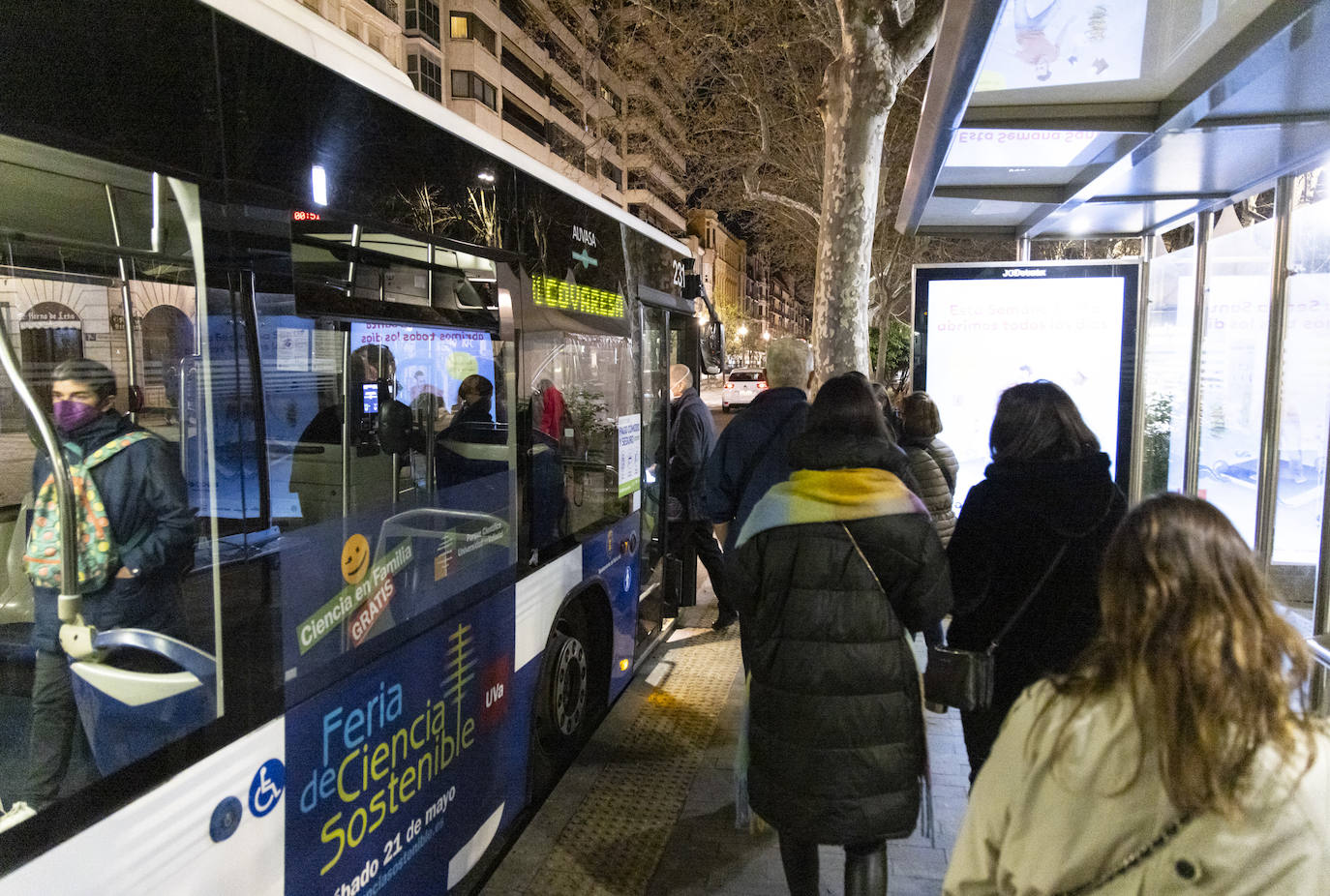 Fotos: Volver de madrugada en el autobús búho de Valladolid