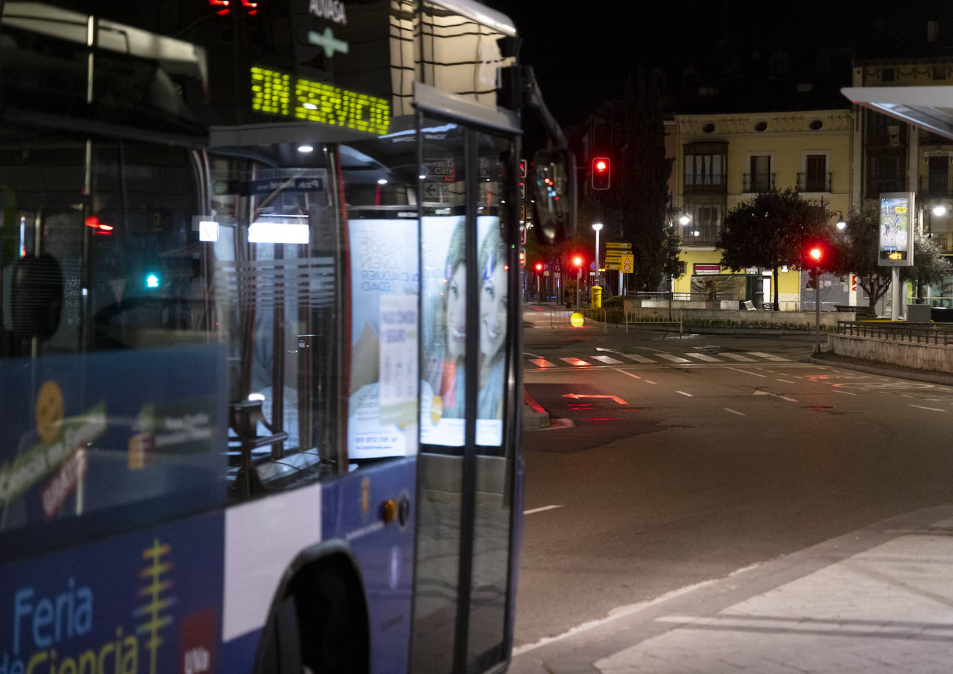 Fotos: Volver de madrugada en el autobús búho de Valladolid