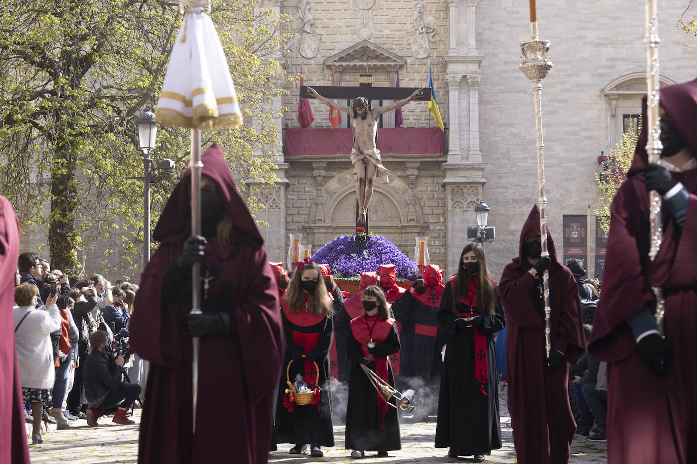 Fotos: El Cristo de la Luz alumbra las calles de Valladolid en una silenciosa y soleada procesión