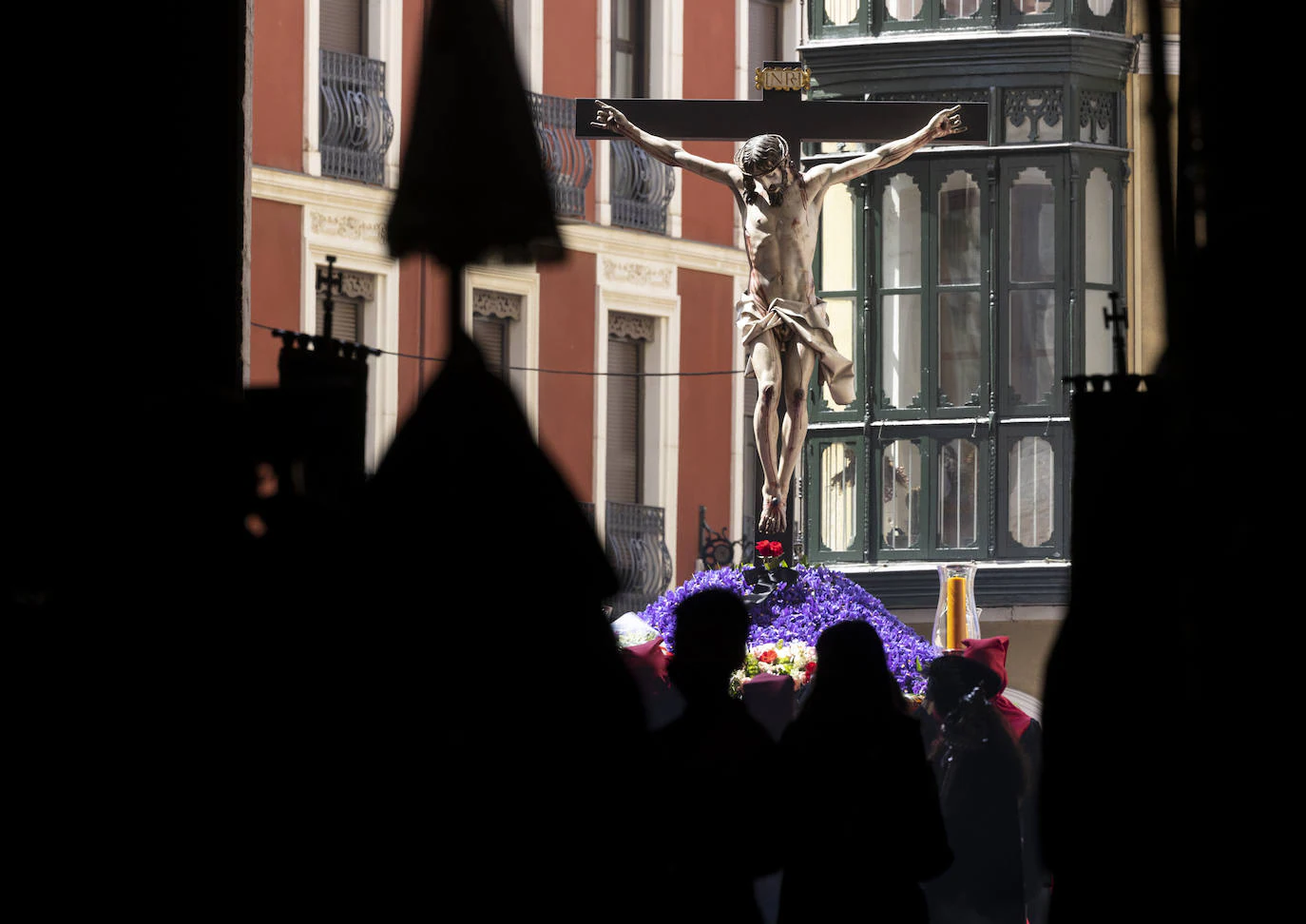 Fotos: El Cristo de la Luz alumbra las calles de Valladolid en una silenciosa y soleada procesión