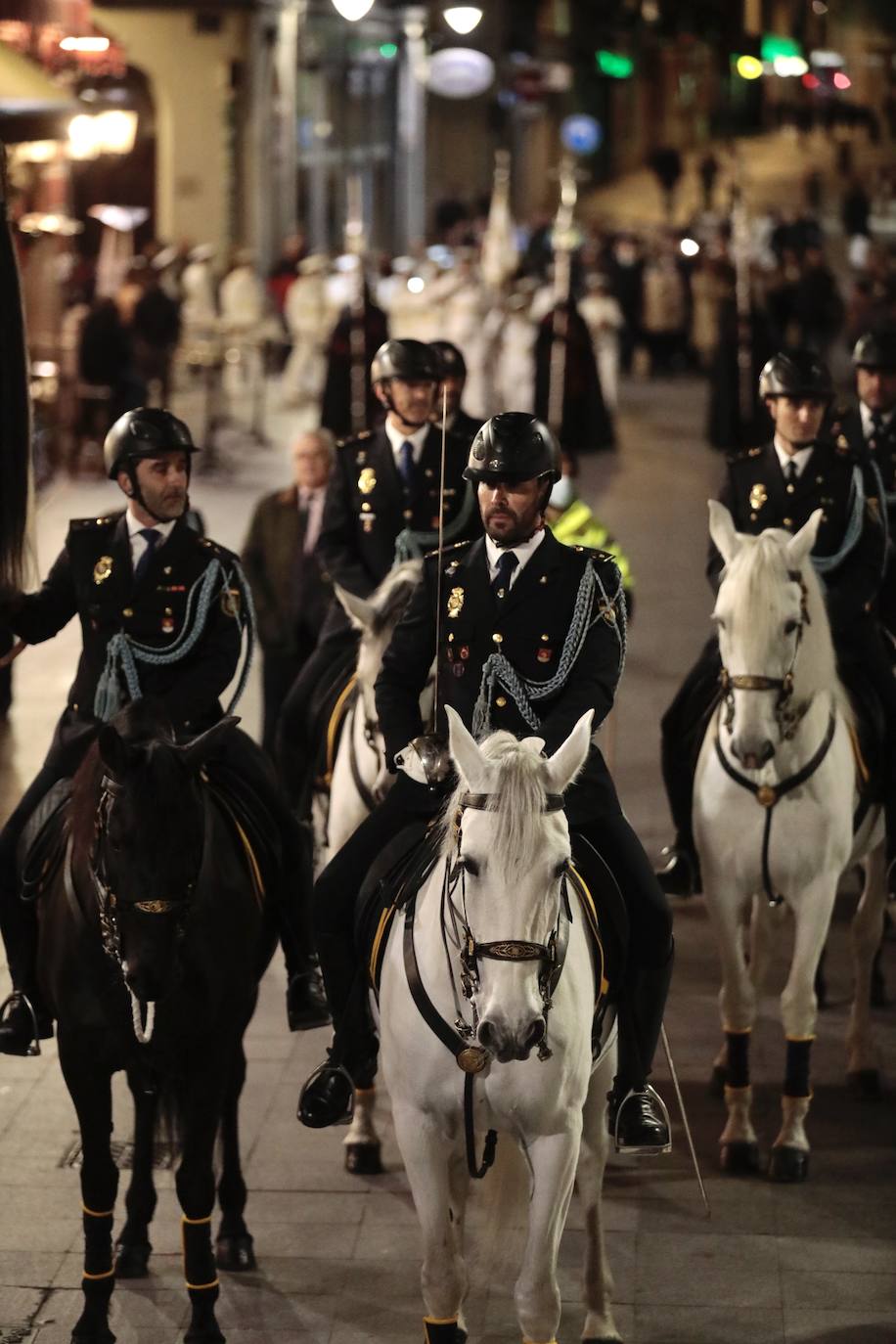 Fotos: Procesión de la Piedad por las calles de Valladolid