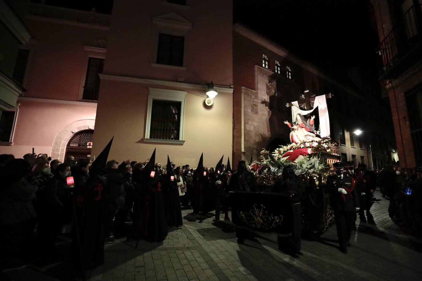 Fotos: Procesión de la Piedad por las calles de Valladolid