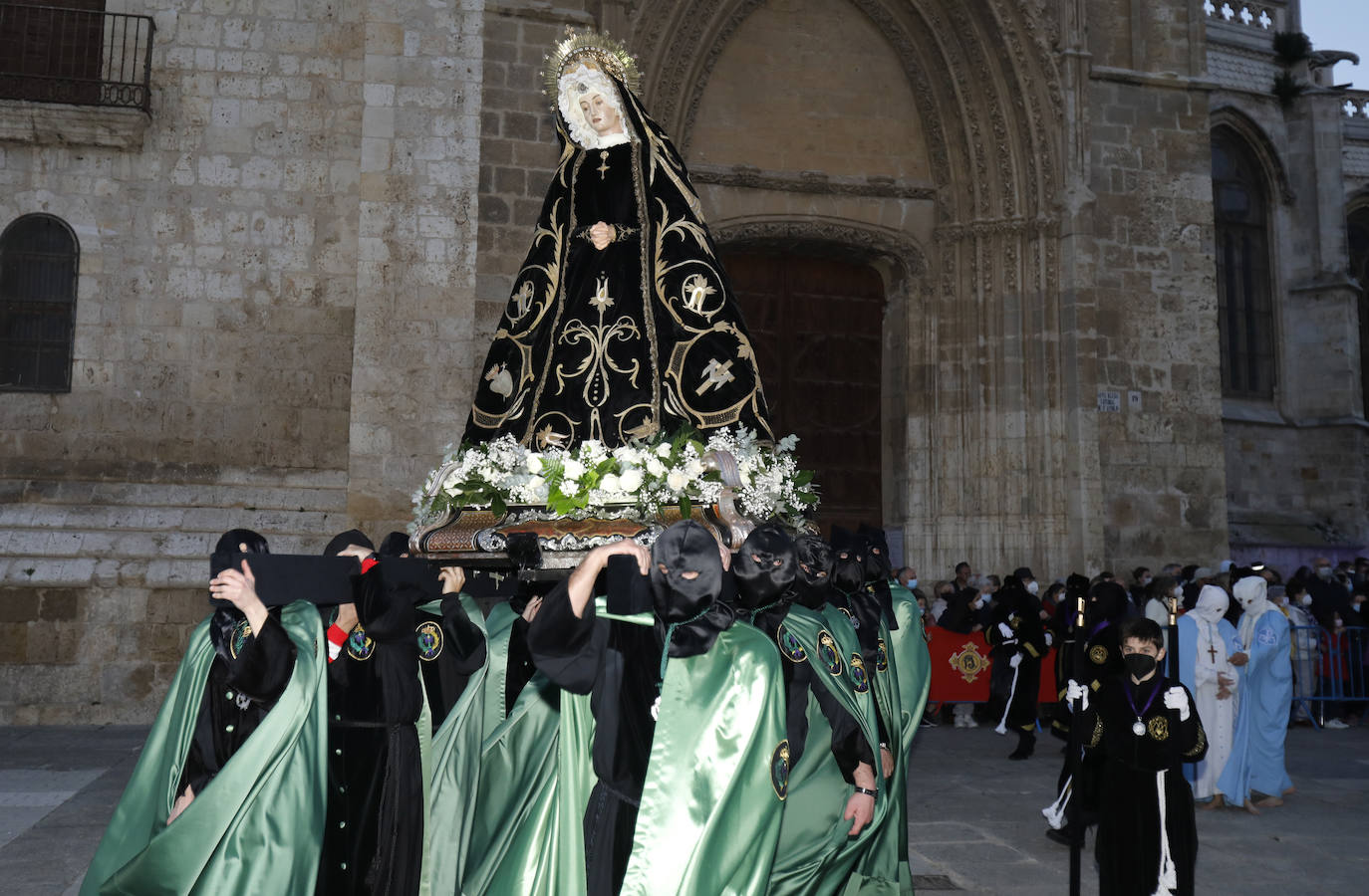 Fotos: Vía Crucis penitencial ante la Catedral de Palencia