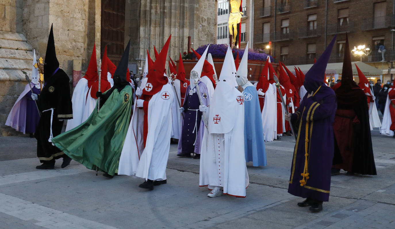 Fotos: Vía Crucis penitencial ante la Catedral de Palencia