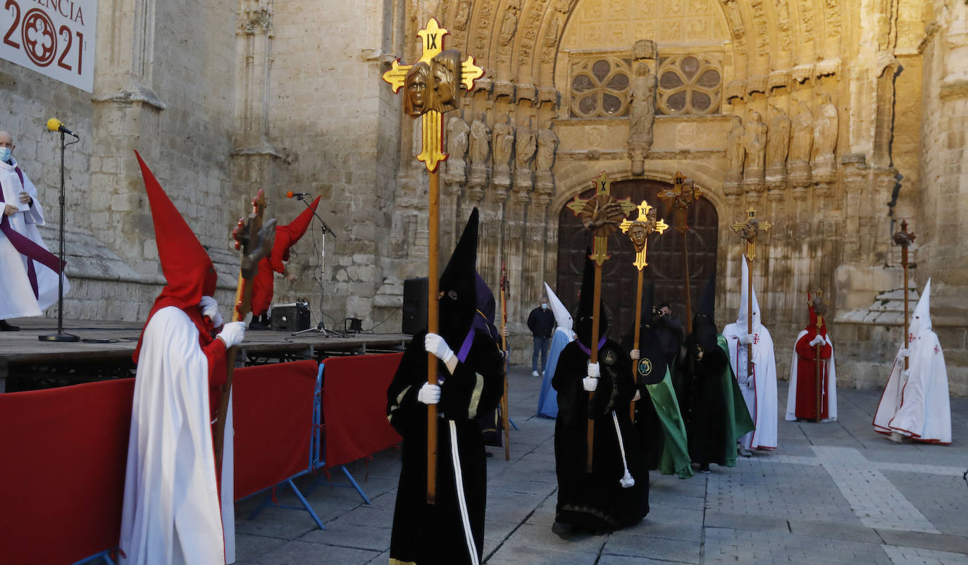 Fotos: Vía Crucis penitencial ante la Catedral de Palencia