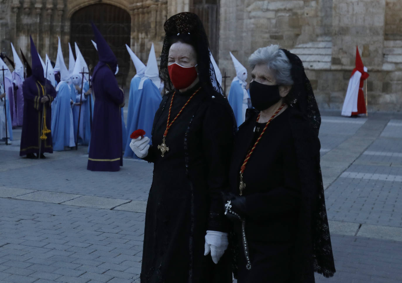 Fotos: Vía Crucis penitencial ante la Catedral de Palencia