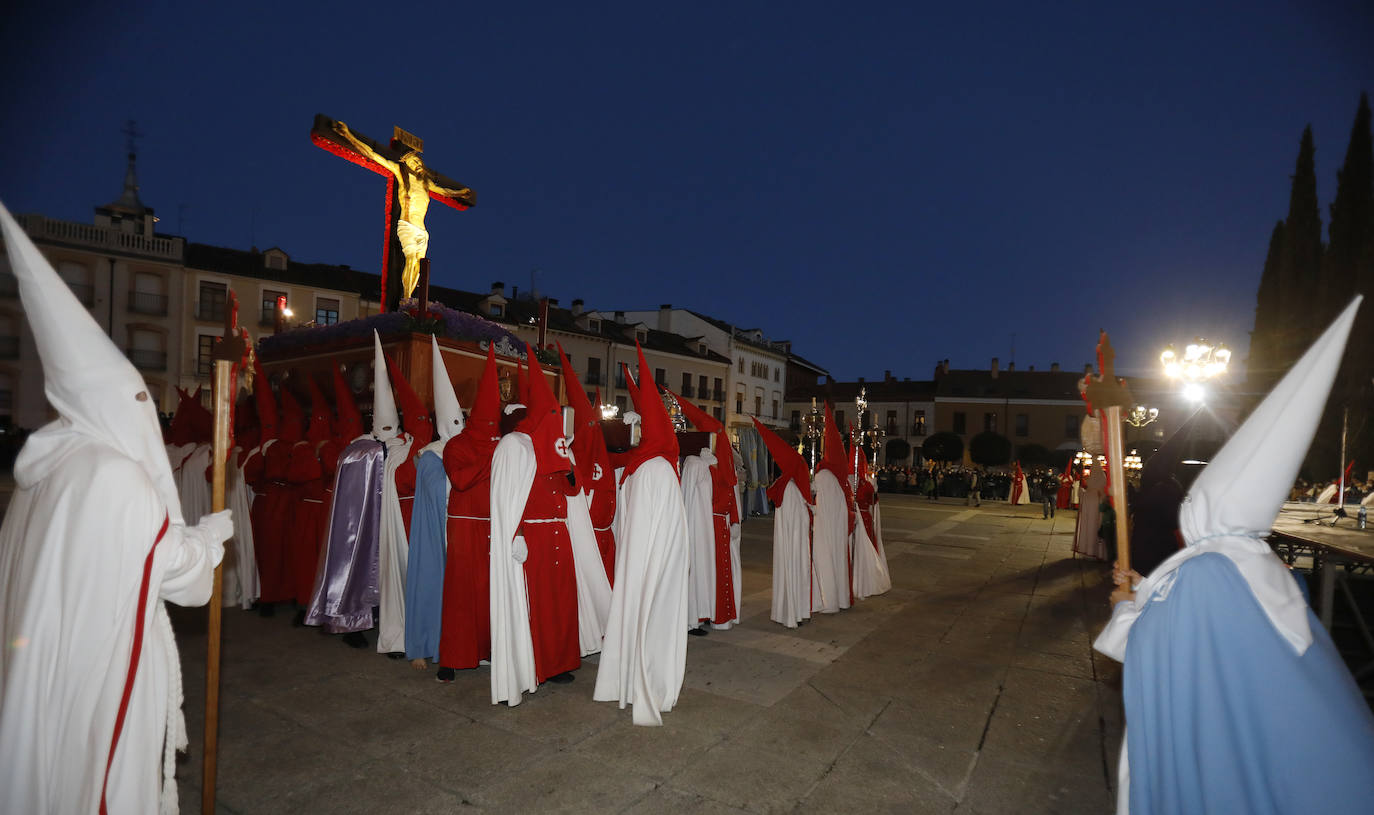 Fotos: Vía Crucis penitencial ante la Catedral de Palencia