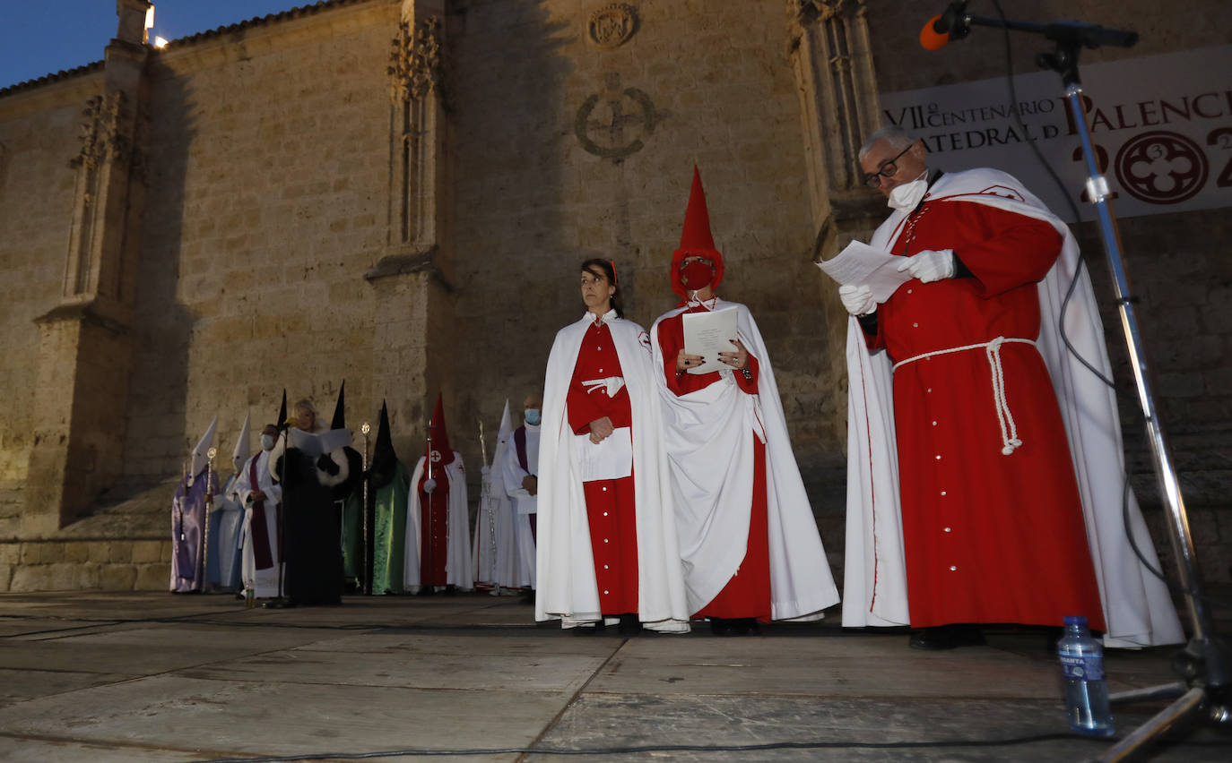 Fotos: Vía Crucis penitencial ante la Catedral de Palencia