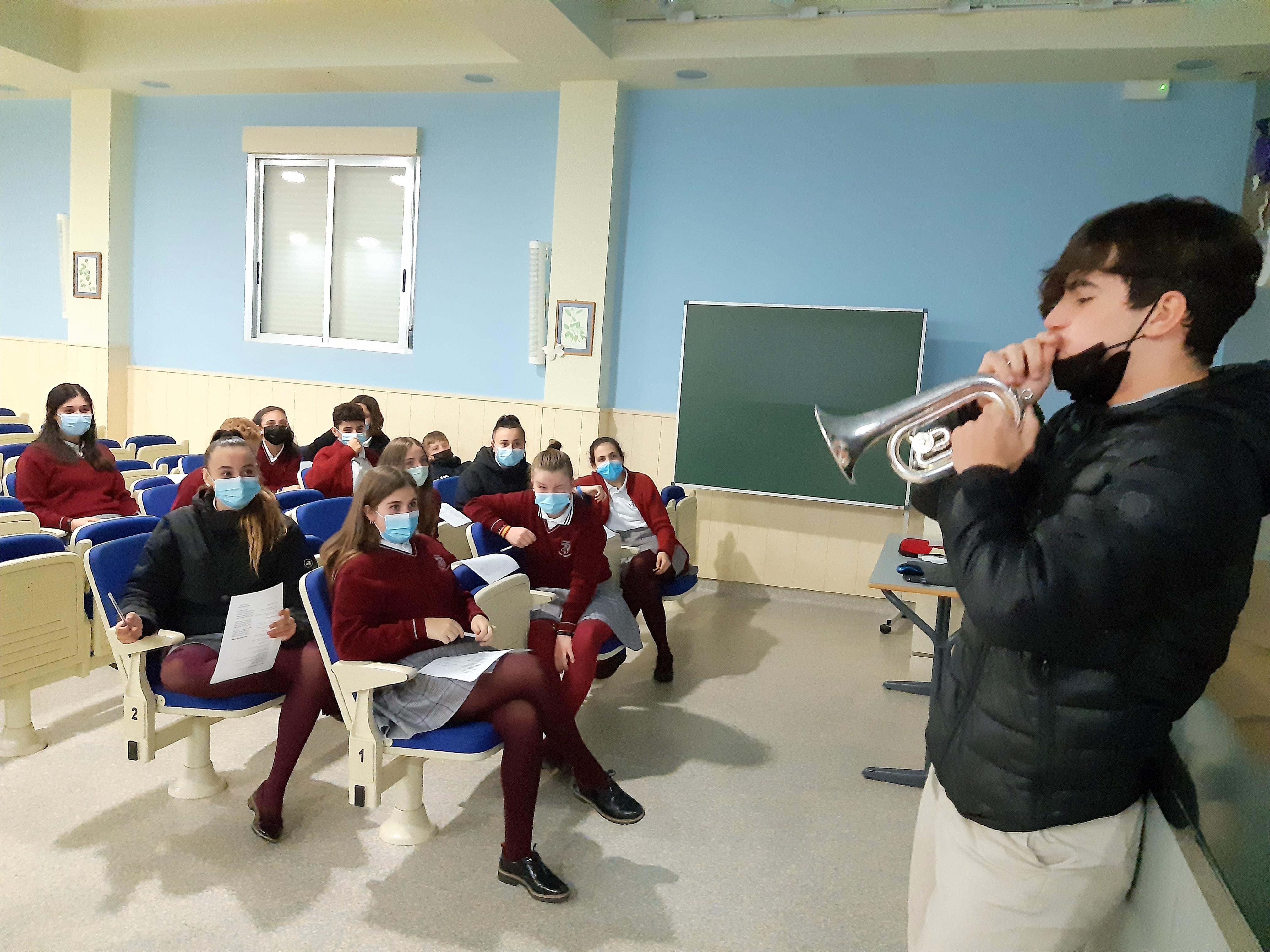 Los Nazarenos de Baltanás comparten su experiencia cofrade en el Colegio Jesús Nazareno de Getafe