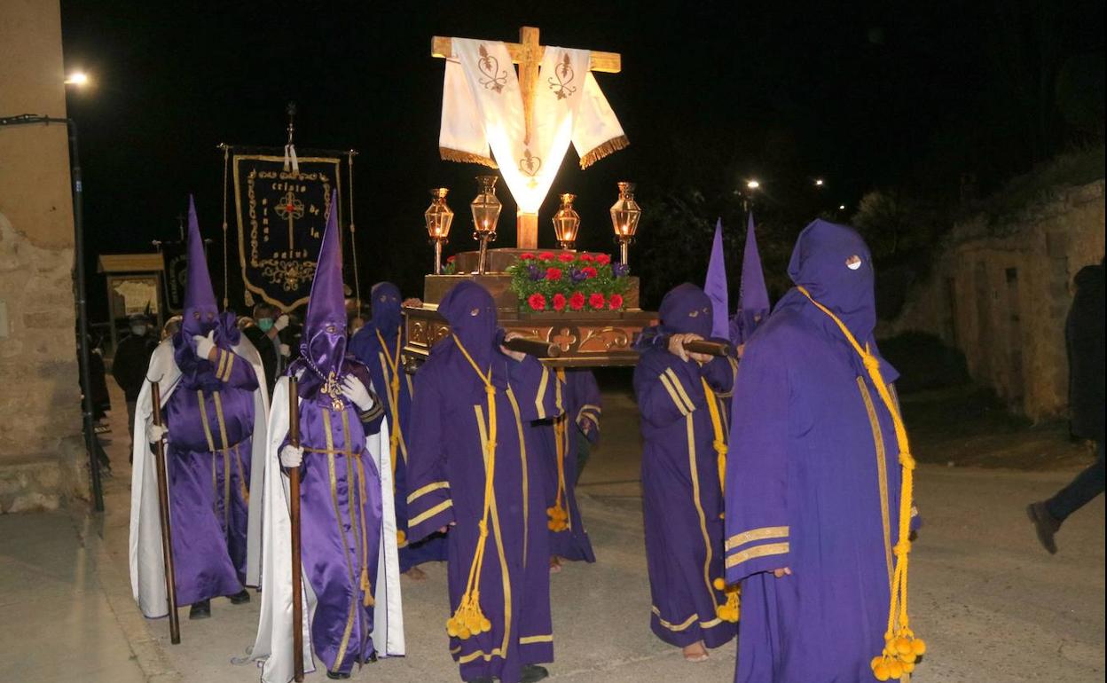 Los Hermanos del Nazareno de Palencia portan la Cruz Desnuda en el Vía Crucis del Silencio de Baltanás. 