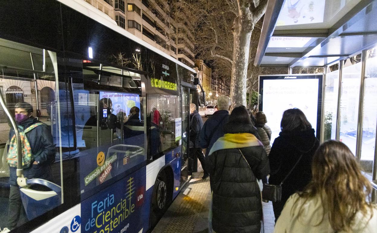 El autobús urbano presta el servicio búho durante las noches de fines de semana y vísperas de festivos. 