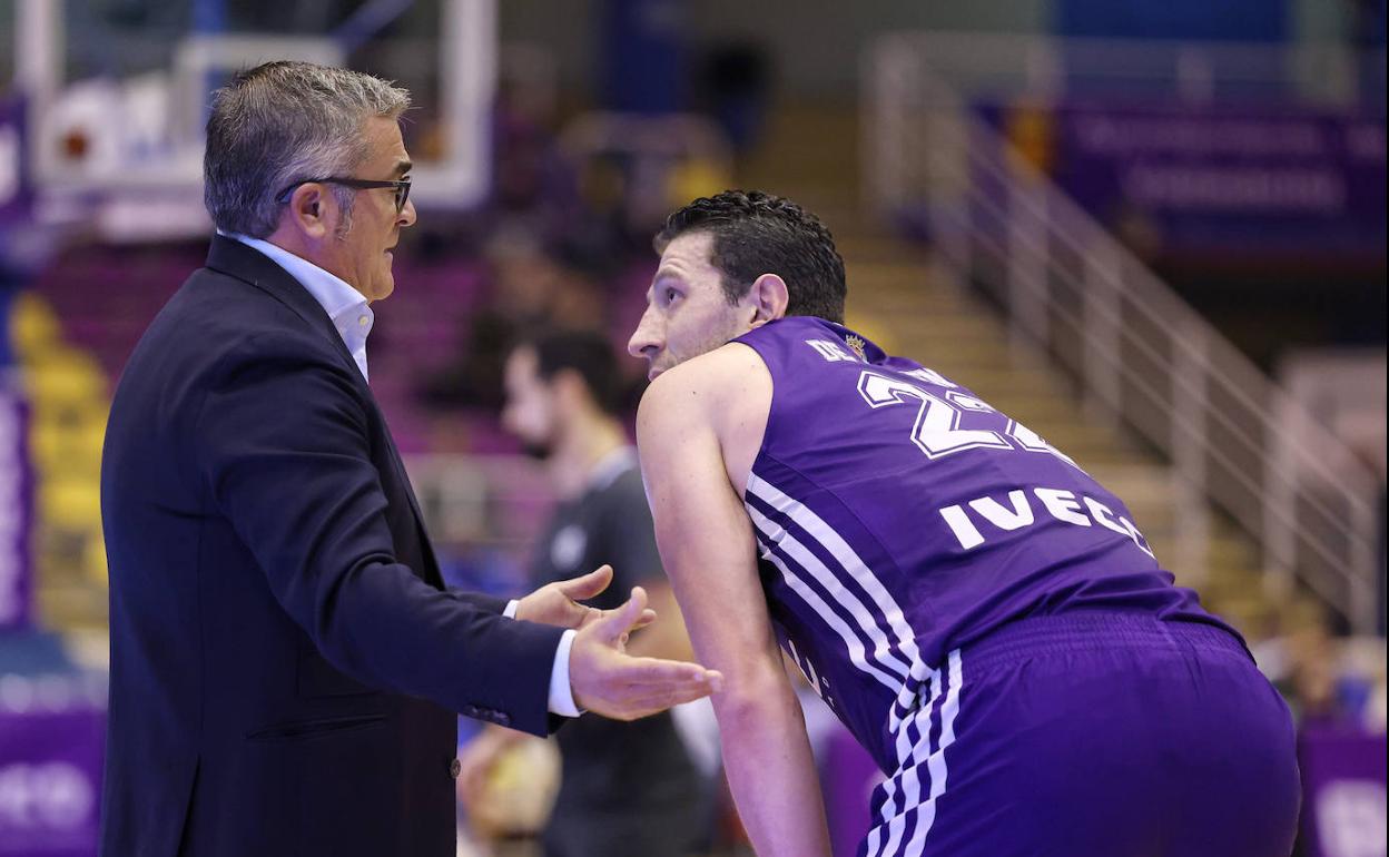 Paco García se dirige a Sergio de la Fuente durante el último partido en Pisuerga ante Estudiantes. 