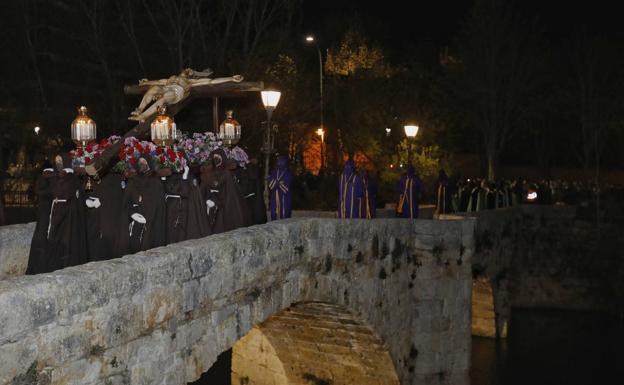 La Piedad ora por los difuntos en el cementerio de Allende el Río de Palencia