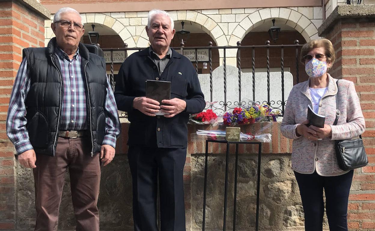 Félix, Antonio y Ángela, familiares lejanos de Matías, junto al 'stolpersteine' en su memoria. 