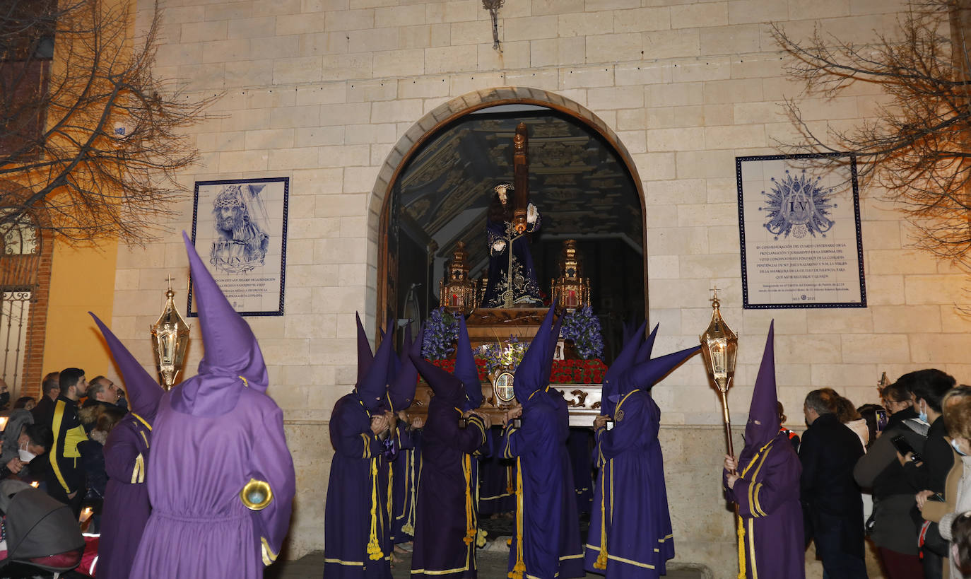 Fotos: Silencio y penitencia en la madrugada de Viernes Santo en Palencia