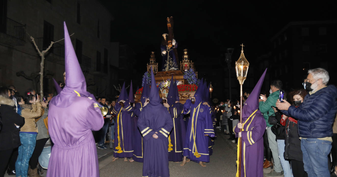 Fotos: Silencio y penitencia en la madrugada de Viernes Santo en Palencia