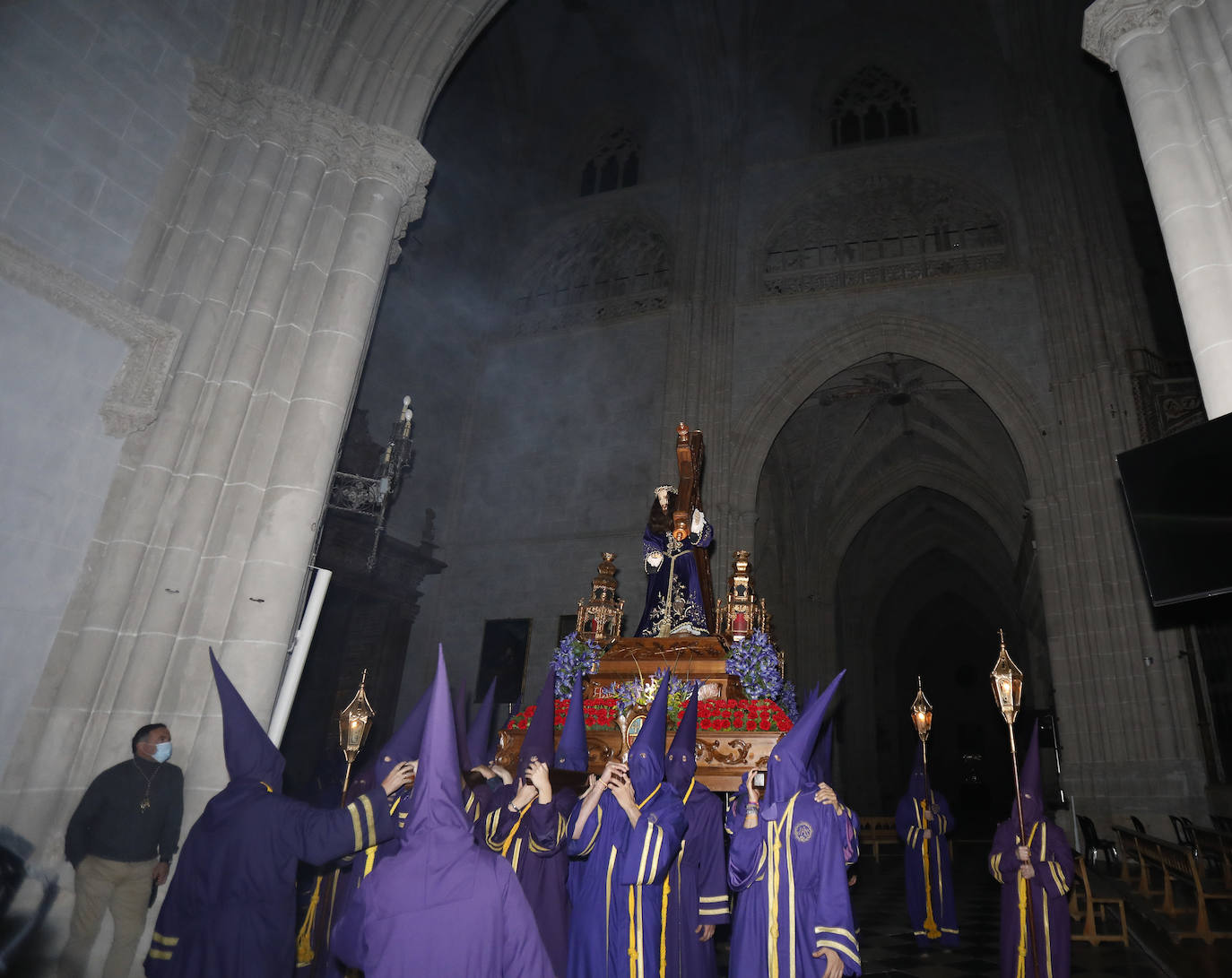 Fotos: Silencio y penitencia en la madrugada de Viernes Santo en Palencia