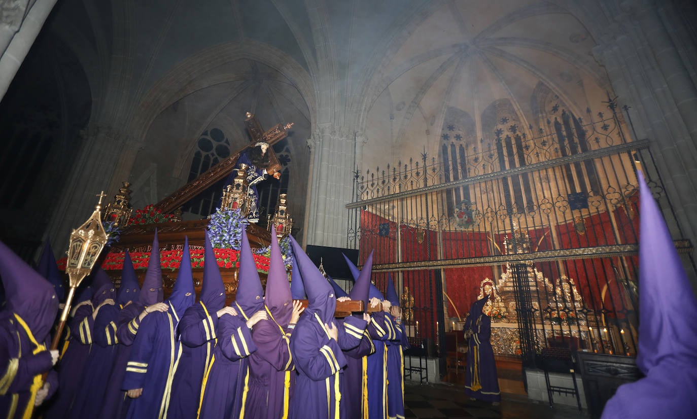 Fotos: Silencio y penitencia en la madrugada de Viernes Santo en Palencia