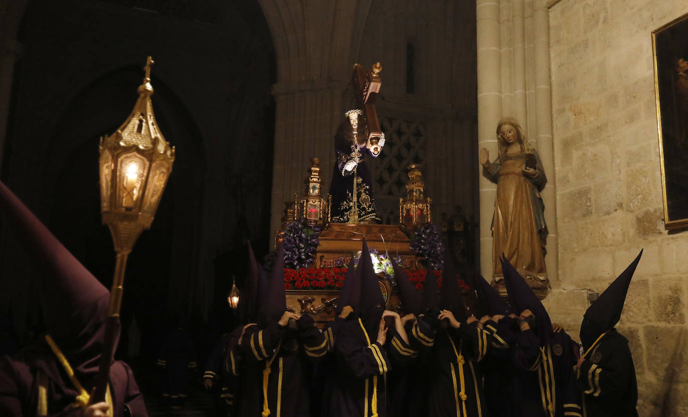 Fotos: Silencio y penitencia en la madrugada de Viernes Santo en Palencia