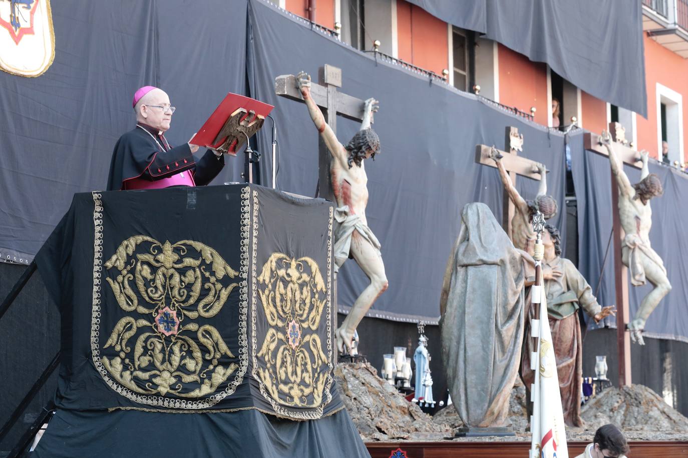 Fotos: Sermón de las Siete Palabras en Valladolid durante la jornada de Viernes Santo (1/2)