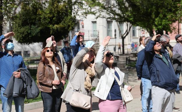 Los participantes en la ruta observan la fachada del Palacio Santa Cruz. 