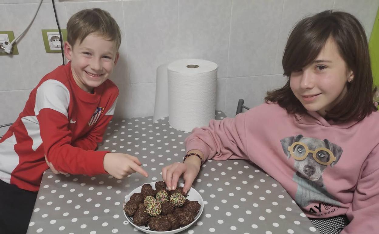 Ismael y Jimena del Cura, con su trufas terminadas.