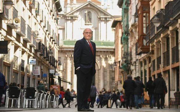 Pedro J. Muñoz Rojo, en la calle Platerías, con el fondo de la Iglesia de la Vera Cruz.