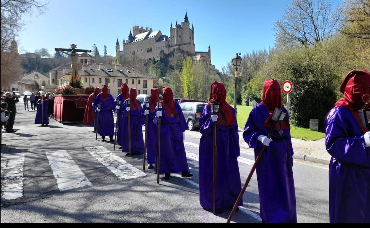 Los cofrades de San Marcos desfilan, delante del Alcázar, este Viernes Santo camino de la Catedral. 