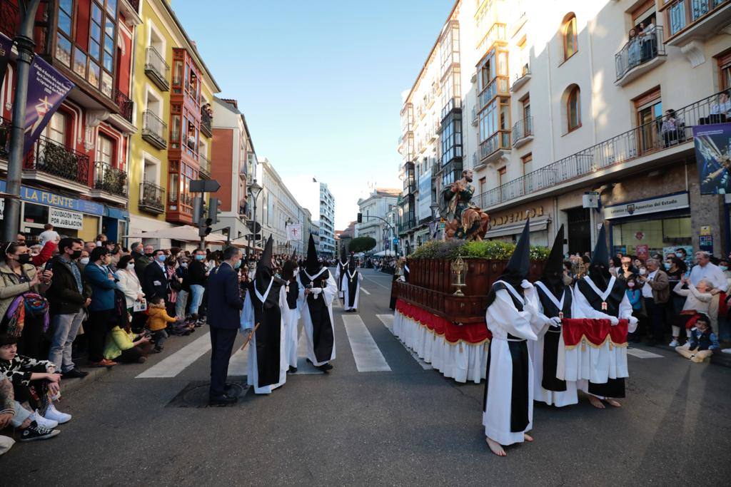 Valladolid se rinde ante su magna procesión de Viernes Santo