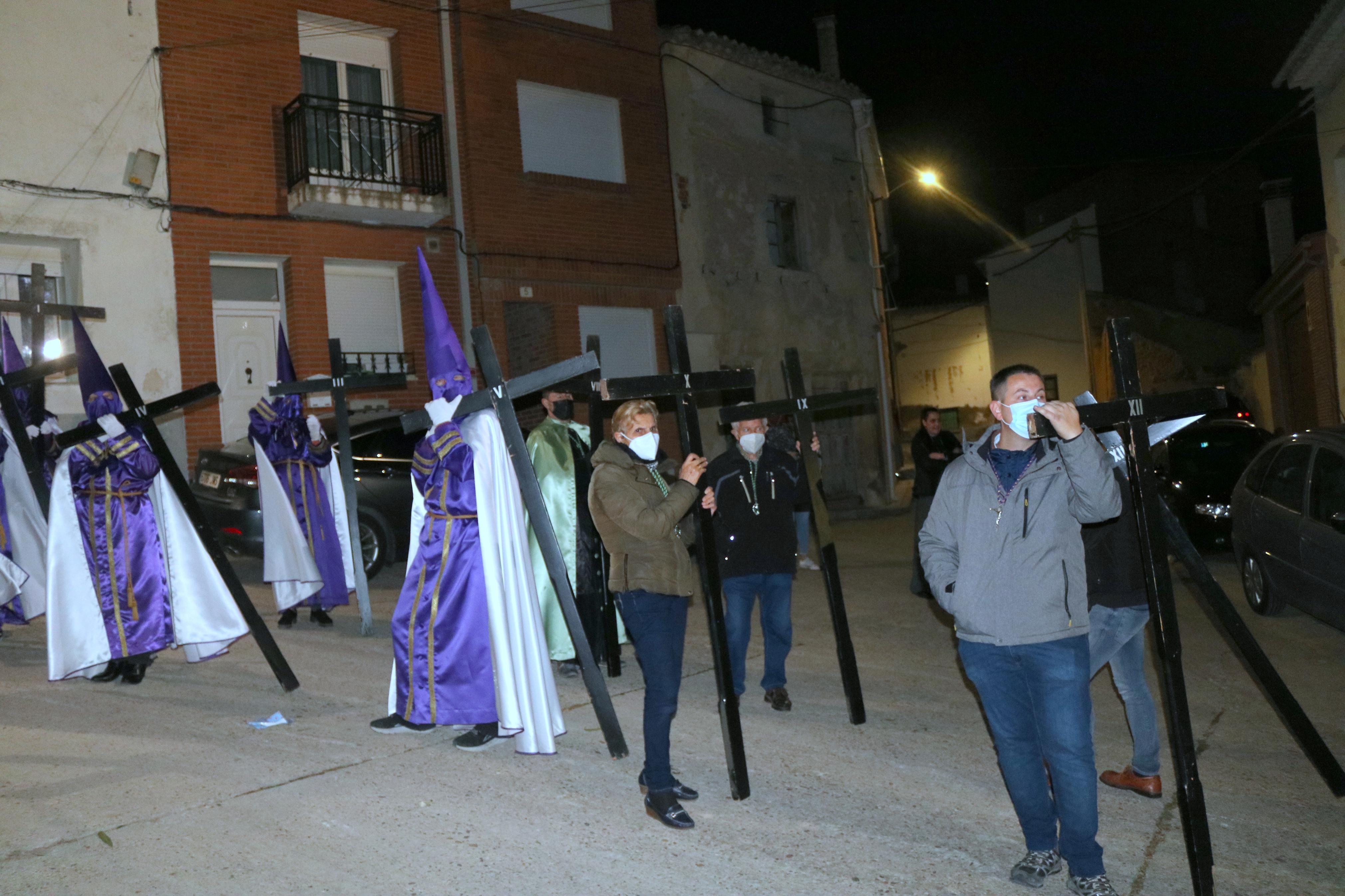 Los Nazarenos de Baltanás organizaron el XXII Vía Crucis del Silencio en el que también participaron los Hermanos de Palencia