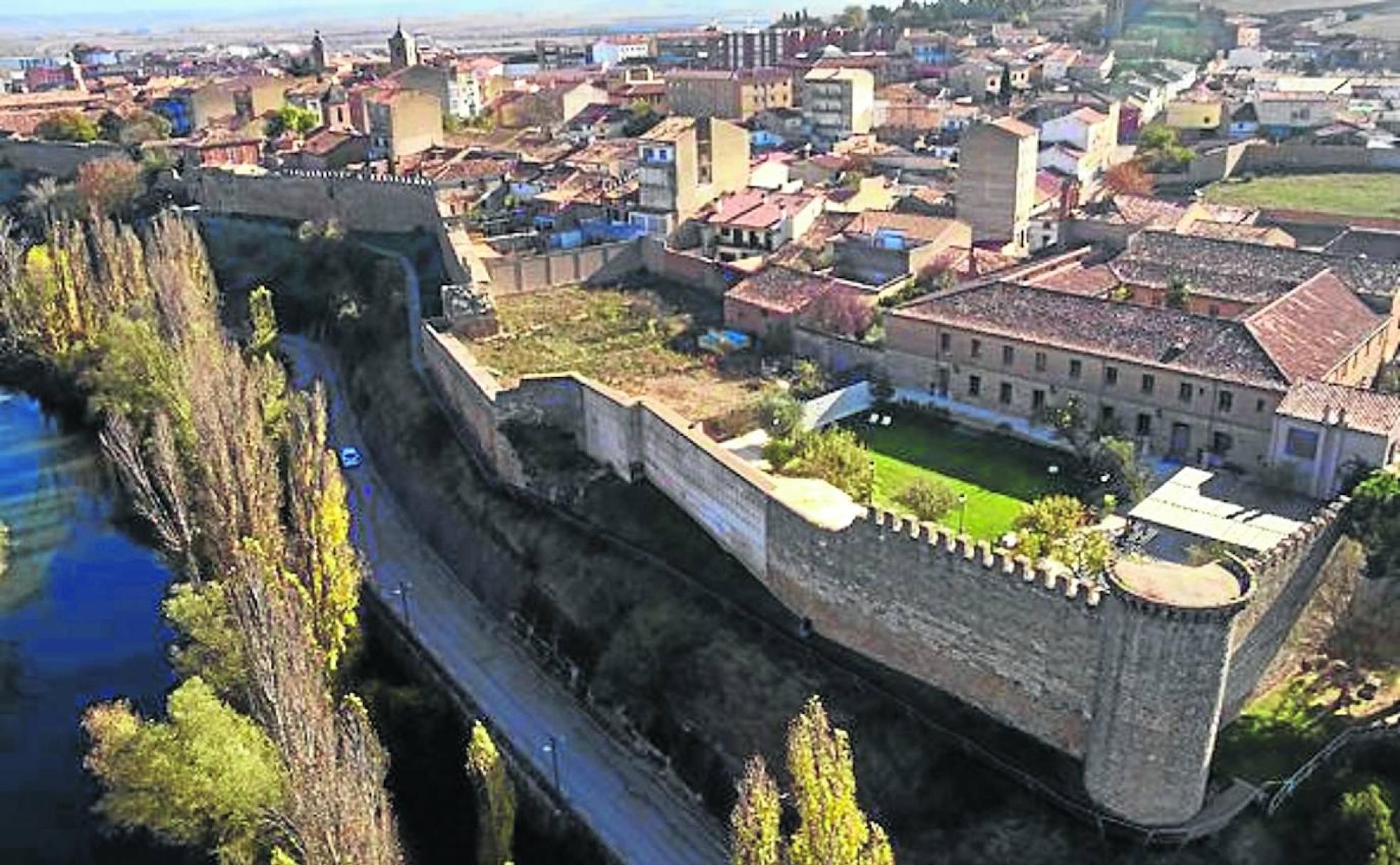 Vista aérea de Almazán, con su muralla. 