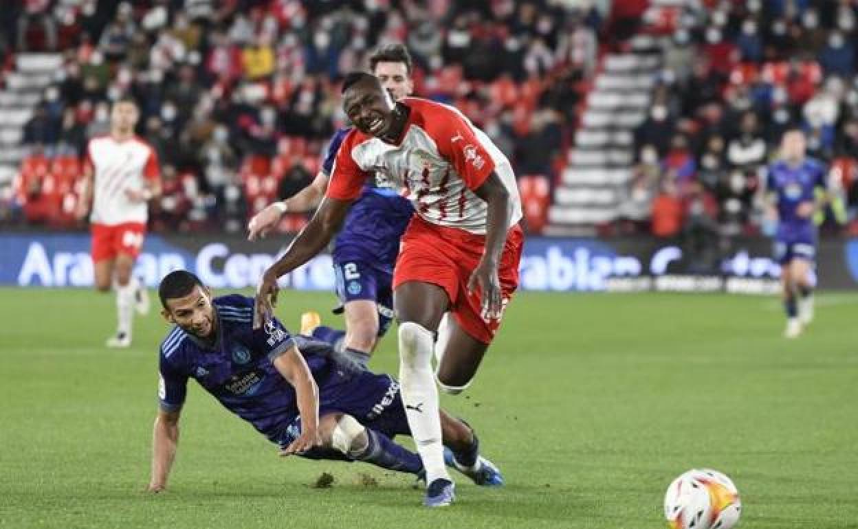 Sadiq salva la entrada de Joaquín en una acción del partido de ida. 