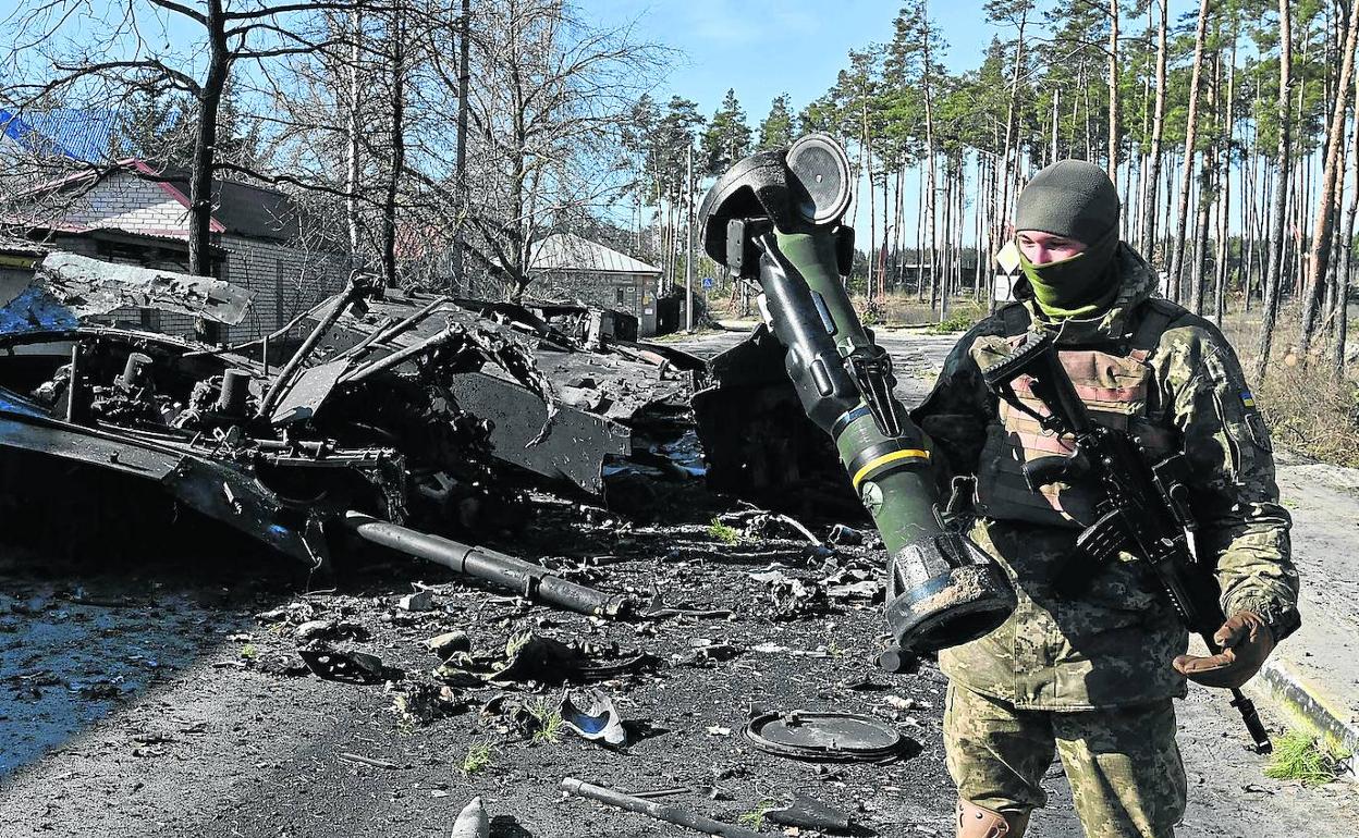 Un soldado ucraniano, con un lazador anticarro.