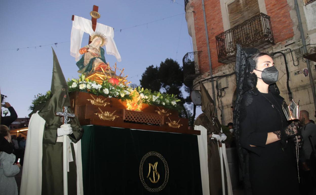 Un momento de la procesión del Viernes Santo en Cuéllar. 