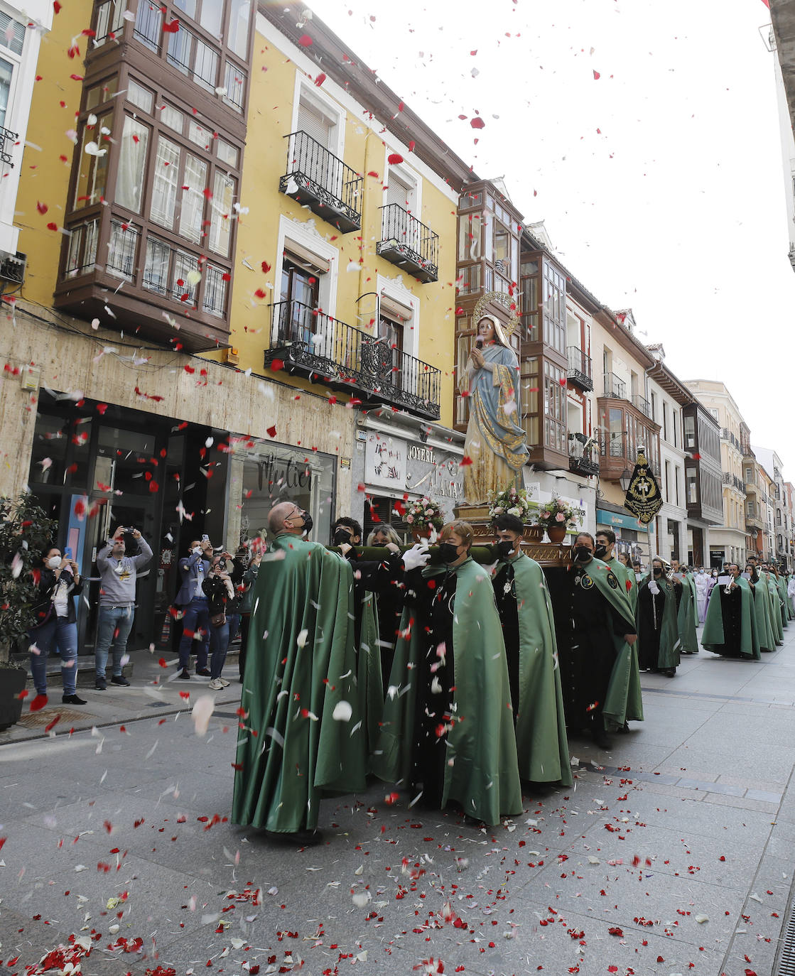 Fotos: Domingo de Resurrección: La Virgen se encuentra con su hijo