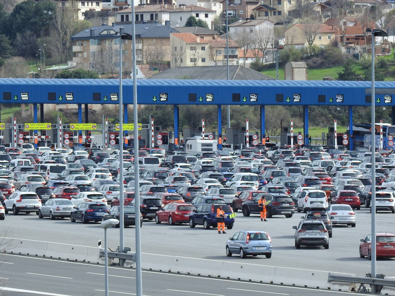 Miles de vehículos abandonan la comunidad por el peaje de San Rafael tras las vacaciones de Semana Santa