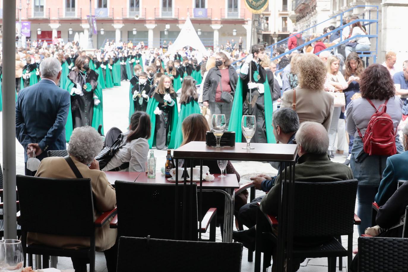 Las terrazas de la Plaza Mayor, llenas durante la procesión del Domingo de Resurrección. 