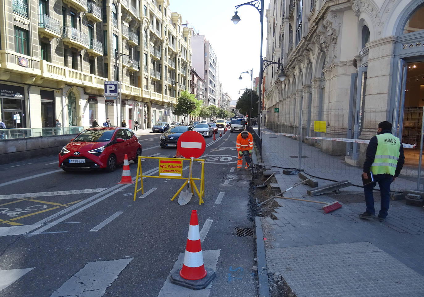 Fotos: Obras en la calle Miguel Íscar de Valladolid