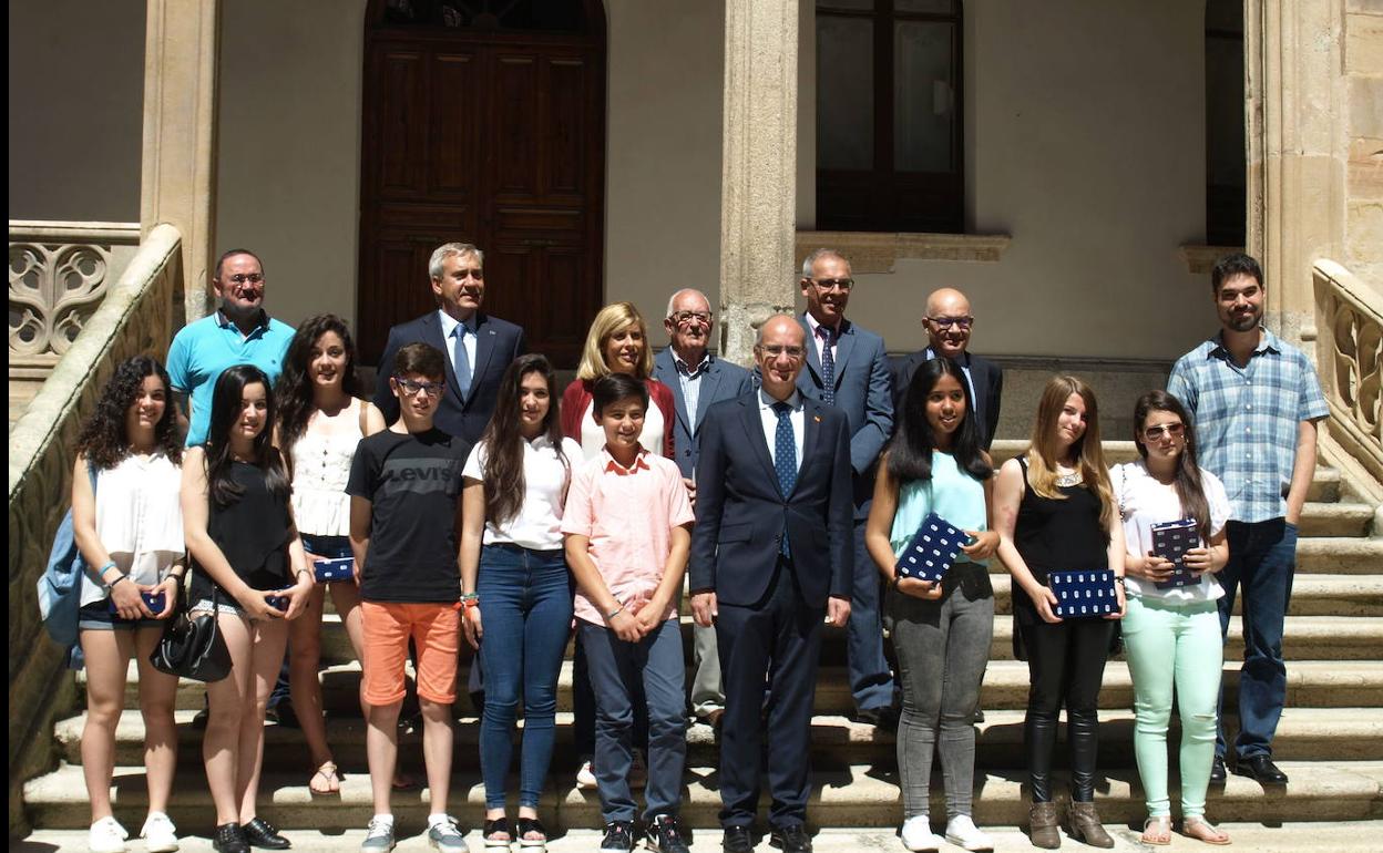 Foto de familia de la entrega de los premios del II Concurso Escolar de Vídeos de Educación Tributaria