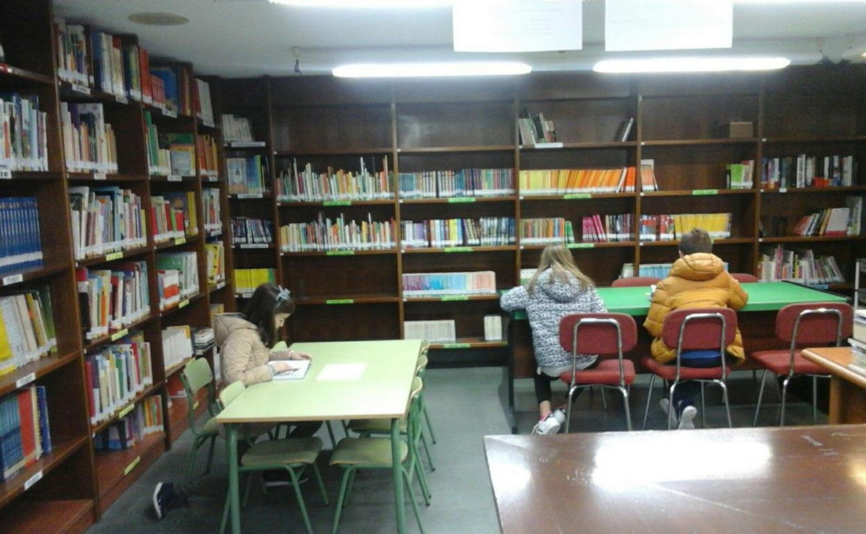 Niños en la biblioteca de Alba de Tormes, en una imagen de archivo.