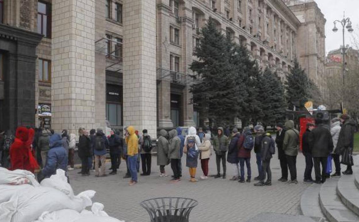 Ucranianos haciendo cola para comprar un sello postal en Kiev 