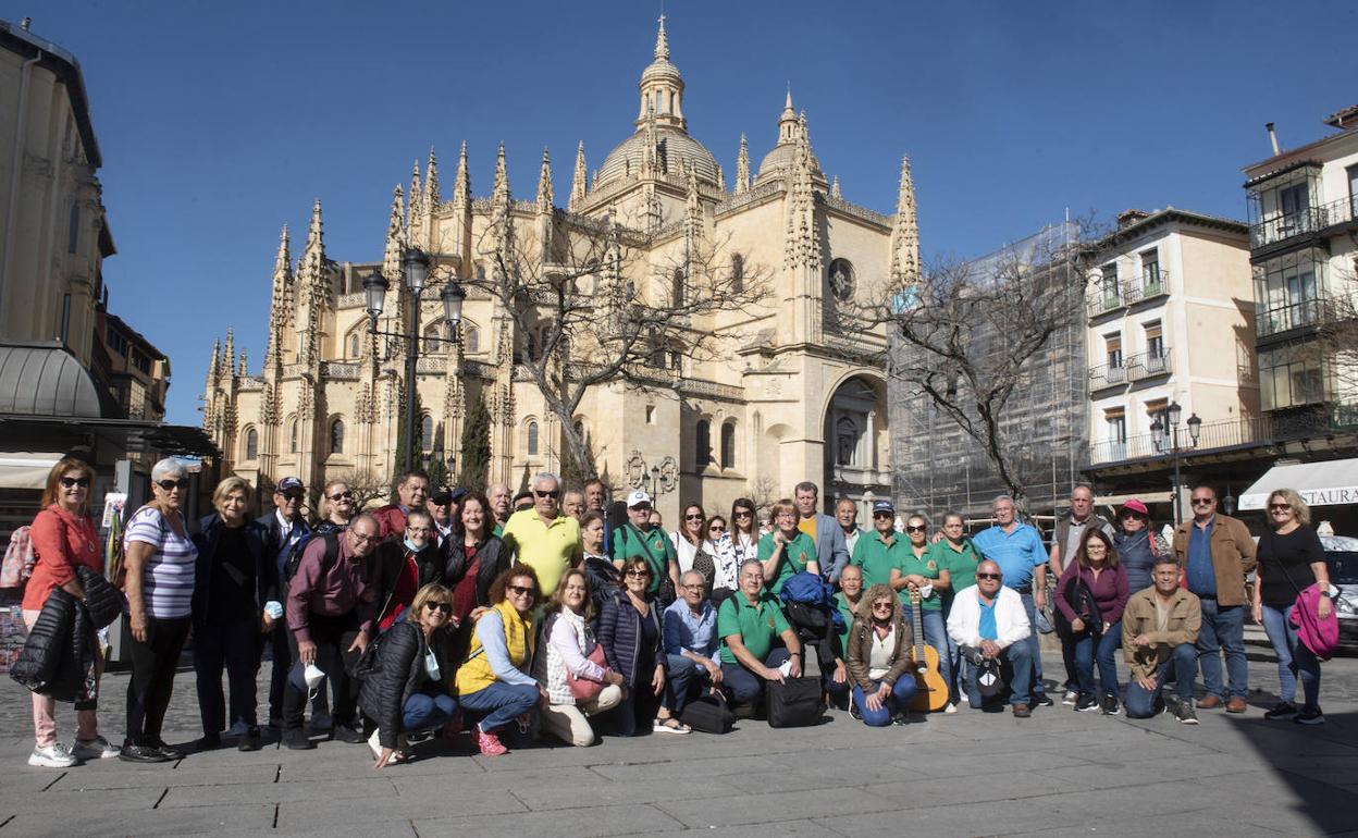 Andariegos canarios posan en la Plaza Mayor de Segovia, junto a la Catedral.