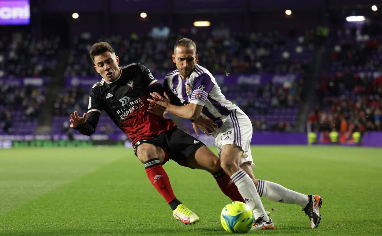 Nacho pugna por la pelota en el partido de ida en el José Zorrilla. 