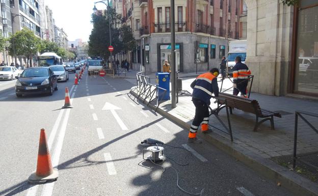 Los operarios retiran las vallas antiatropellos de la acera de los pares de Miguel Íscar, junto al carril que se invertirá de sentido (hacia Zorrilla). 